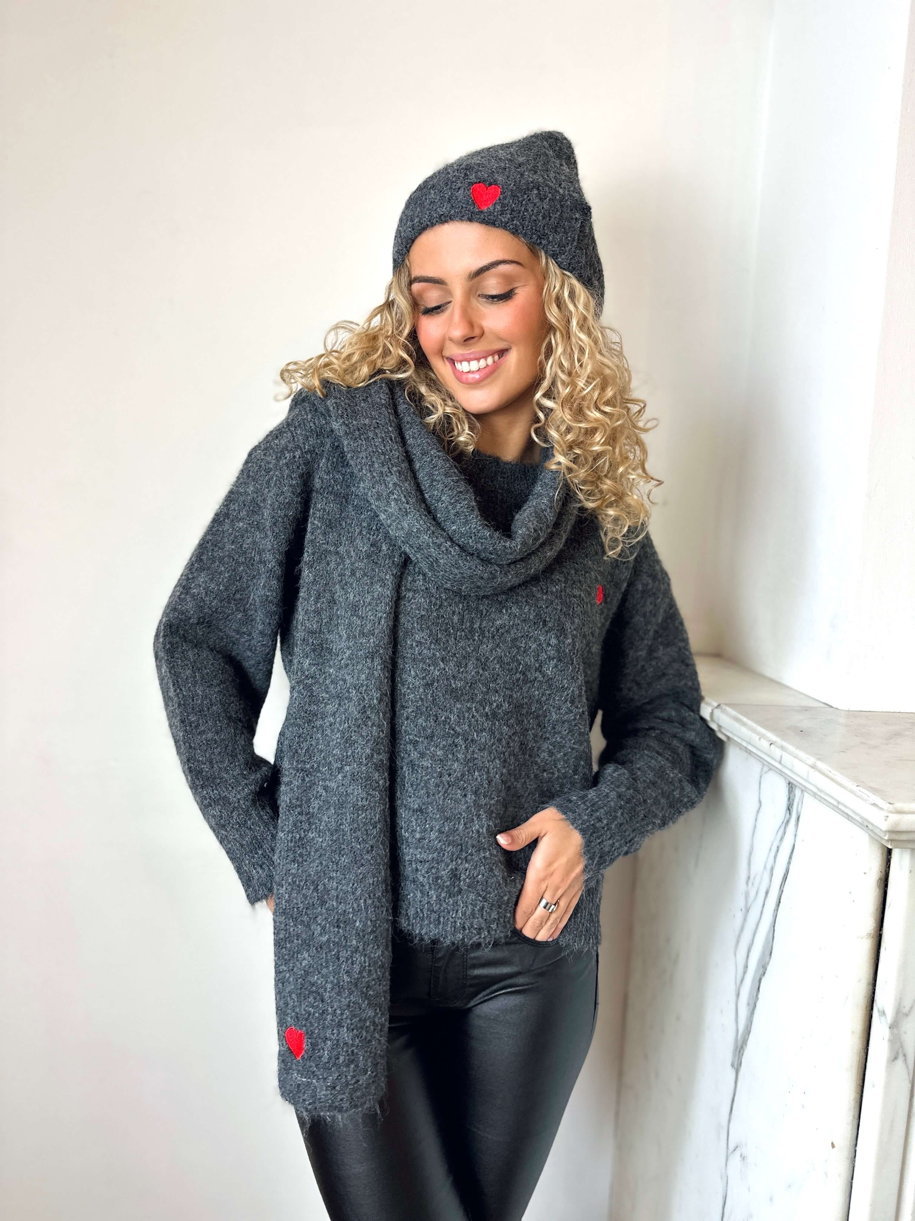 Ensemble “NOEMIE” – Pull, écharpe & bonnet cœur rouge
