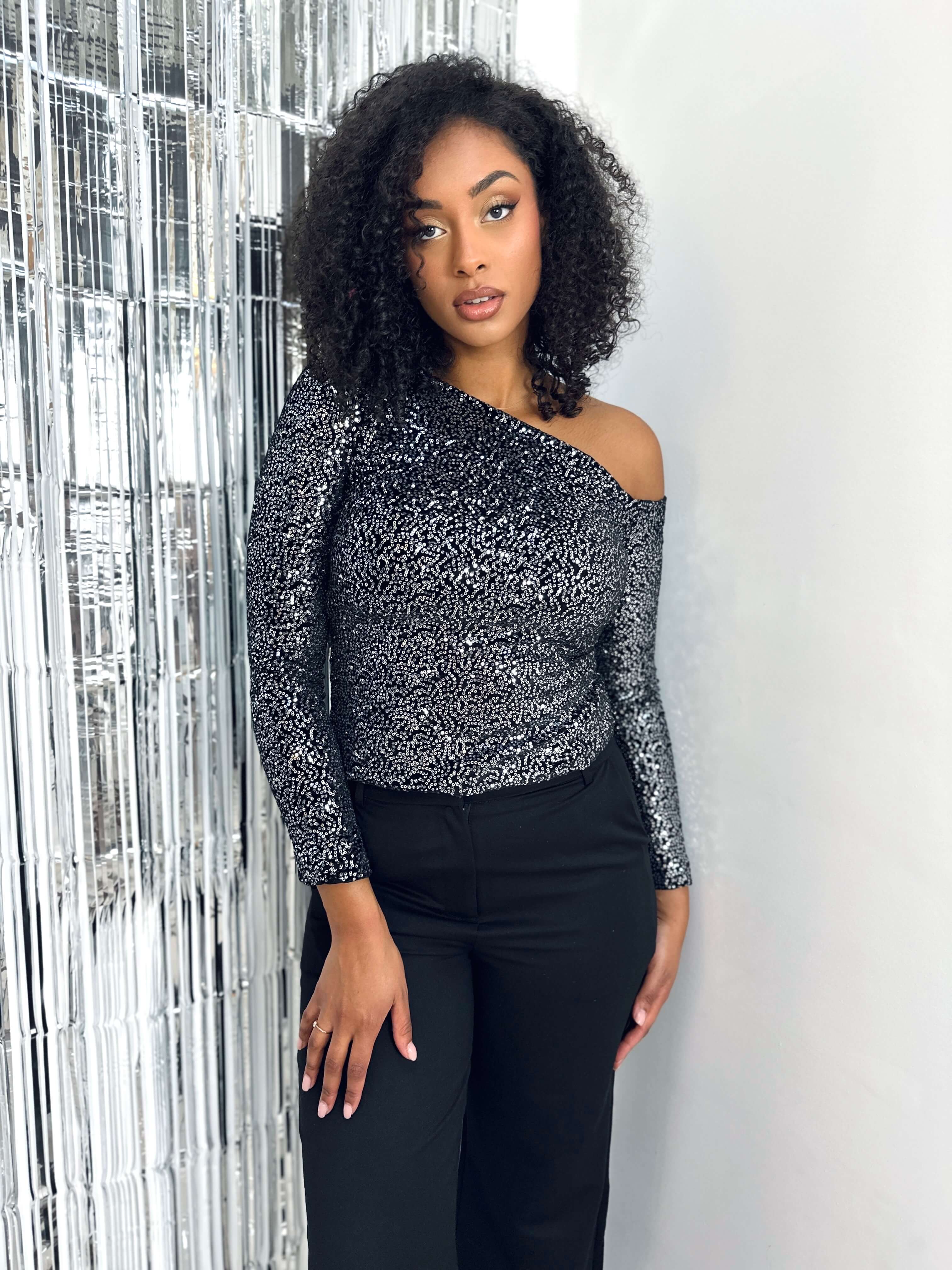 Haut asymétrique à sequins – CASSIE